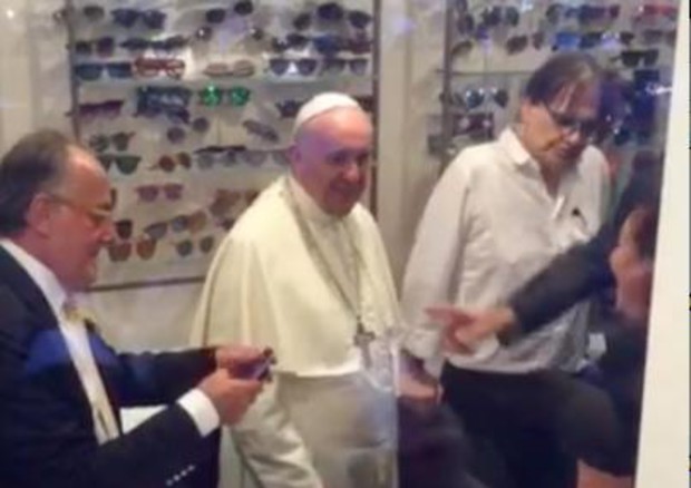 El Papa Francisco paga sus gafas